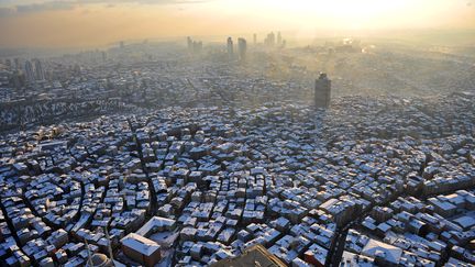 Vue depuis le plus haut immeuble d'Istanbul, en Turquie, montrant les toits enneig&eacute;s de la ville, le 9 janvier 2013.&nbsp; (BULENT KILIC / AFP)