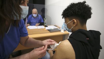 Covid-19 : les 12-18 ans se vaccinent en masse suite aux dernières annonces gouvernementales