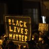 Des manifestants&nbsp;à Philadelphie (Etats-Unis), au lendemain de la mort de Walter Wallace Junior, un homme noir abattu par des policiers, le 26 octobre 2020. (MARK MAKELA / GETTY IMAGES NORTH AMERICA)