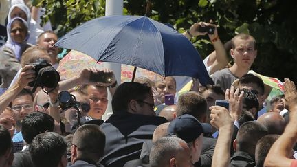 &nbsp; (L'évacuation du Premier ministre serbe Aleksandar Vucic ce samedi à Srebrenica. © Maxppp)