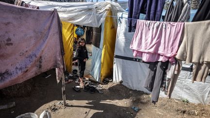 A little girl in a refugee camp in Deir Al Balah, in the Gaza Strip, February 20, 2024. (ALI JADALLAH / ANADOLU / AFP)