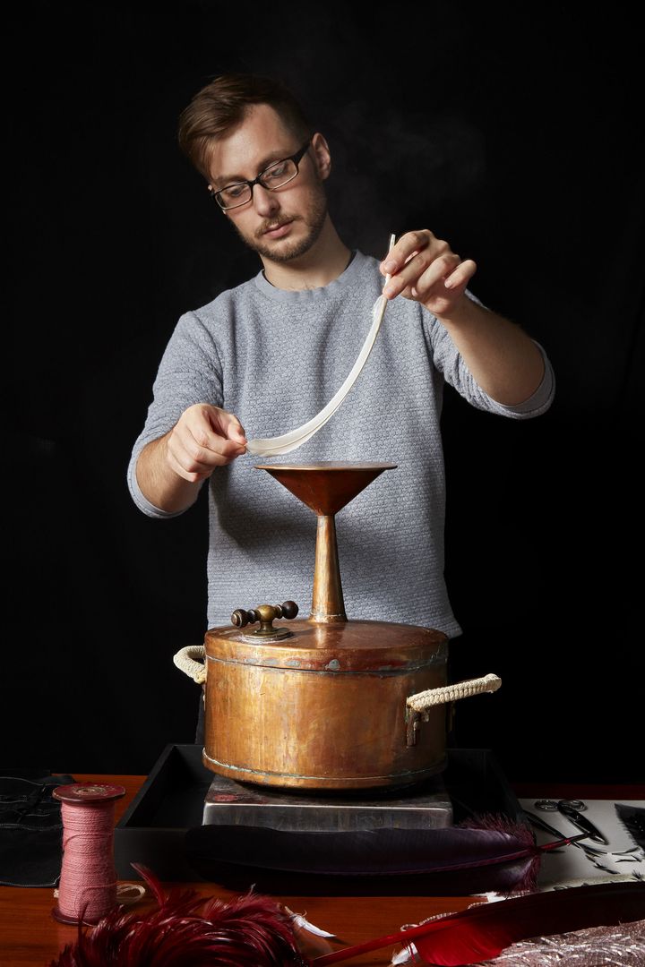 Julien Vermeulen, maitre artisan plumassier moderne au service, entre autres, de la haute couture (ANTOINE LIPPENS)