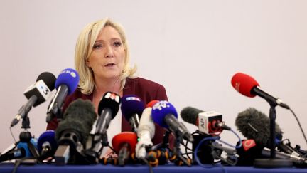 Marine Le Pen à Vernon (Eure), le 12 avril 2022. (THOMAS SAMSON / AFP)