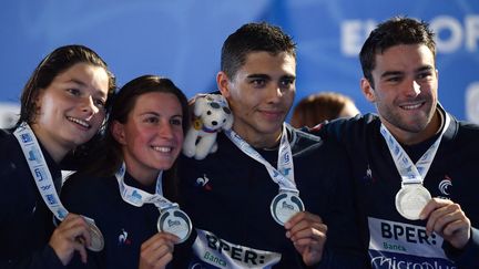 Hadrien Salvan, Wissam-Amazigh Yebba, Charlotte Bonnet et Lucile Tessariol terminent à la 2e place de la finale du 4x200 m nage libre. (FILIPPO MONTEFORTE / AFP)