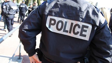 Un policier devant l'hôtel de police de Grasse (Alpes-Maritimes), le 28 février 2012. (VALERY HACHE / AFP)