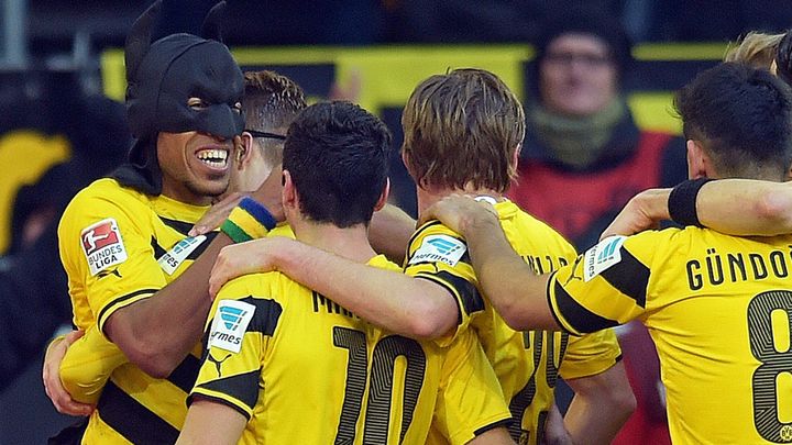 Le joueur de Dortmund Pierre-Emerick Aubameyang arbore un masque de Batman lors d'une rencontre contre Schalke, le 28 f&eacute;vrier 2015 &agrave; Dortmund (Allemagne). (  MAXPPP)