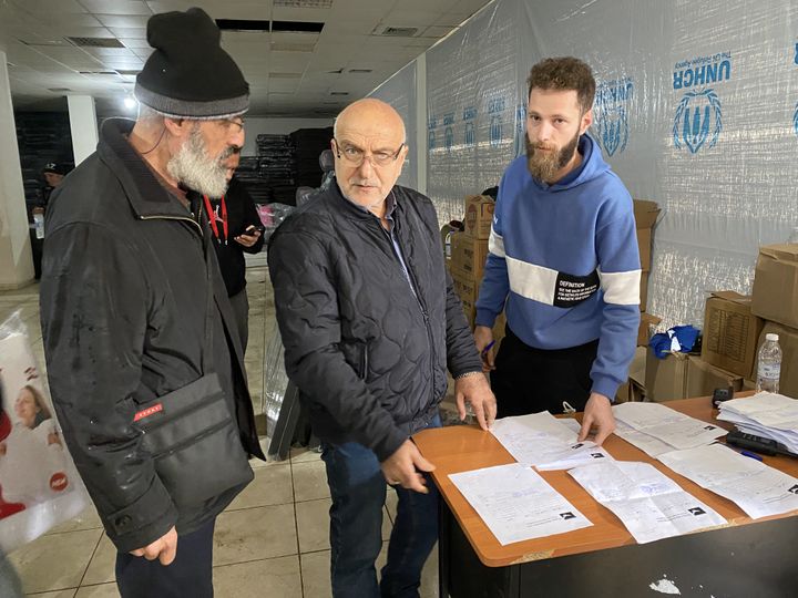 In the middle, Hassan Dbouk, the mayor of Tire (Lebanon), comes to the news of the number of displaced people, January 11, 2024. (RAPHAEL GODET / FRANCEINFO)