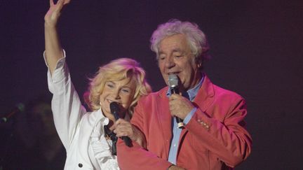 Michèle Torr et l'animateur Hubert Wayaffe à Saint-Etienne (Loire), le 7 avril 2006. (MAXPPP)