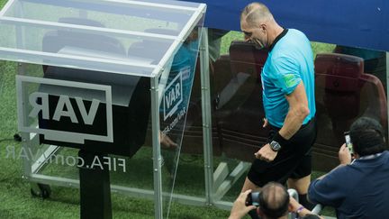 L'arbitre Pitana va consulter la vidéo lors de la finale de la Coupe du monde, remportée par la France, le 15 juillet 2018.&nbsp; (ELMAR KREMSER/SVEN SIMON / SVEN SIMON)