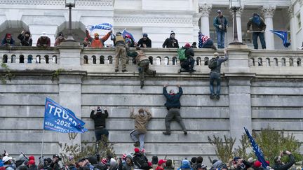 Des partisans de Donald Trump lors de l'assaut du Capitole à Washington (Etats-Unis), le 6 janvier 2021.&nbsp; (JOSE LUIS MAGANA / AP / SIPA)