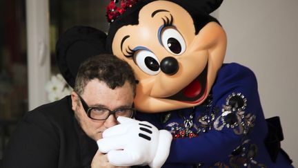 Alber Elbaz et Minnie habillée en robe Lanvin (mars 2013)
 (Disneyland Paris)