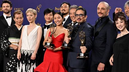 L'acteur japonais Hiroyuki Sanada (au centre avec les lunettes), ainsi que les acteurs et l'équipe, lauréats du prix de la meilleure série dramatique pour "Shogun", posent dans la salle de presse lors de la 76e cérémonie des Emmy Awards au Peacock Theatre de L.A. Live à Los Angeles, le 15 septembre 2024. (ROBYN BECK / AFP)