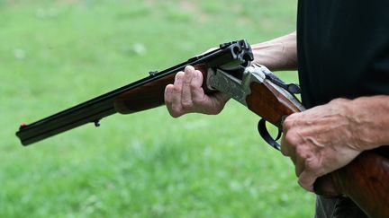 Un homme tient dans ses mains un fusil de chasse, le 21 août 2019, en Alsace (illustration). (THIERRY GACHON / MAXPPP)