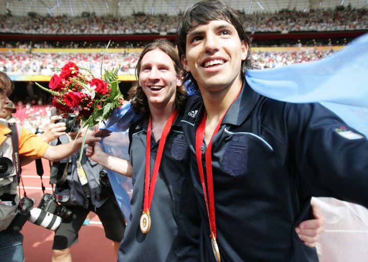 Lionel Messi e Sergio Aguero após vencerem a final do Torneio Olímpico de Futebol em Pequim, pelos Jogos Olímpicos de 2008 (CHEN JIANYU / IMAGINECHINA)