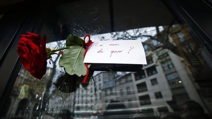 Un rose est accrochée sur la devanture d'un restaurant rue de Charonne à Paris, samedi 14 novembre 2015. (MAXPPP)