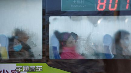 Des usagers prennent le bus à Pékin, le 3 décembre 2015. (WANG ZHAO / AFP)