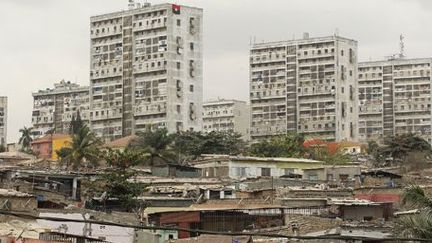 Immeubles situés près d'un bidonville à Luanda, capitale de l'Angola, le 30 août 2012. ( REUTERS - Siphiwe Sibeko)