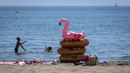 Des enfants et des bouées sur une plage de Narbonne, le 3 juillet 2019.&nbsp; (ERIC CABANIS / AFP)