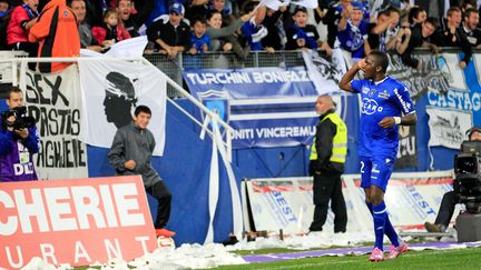 Le milieu de terrain de Bastia Christopher Maboulou (à droite) fait la fête après avoir marqué un but lors du match de football français de L1 entre Bastia et Monaco à Bastia (Corse), le 25 octobre 2014. (PASCAL POCHARD CASABIANCA / AFP)