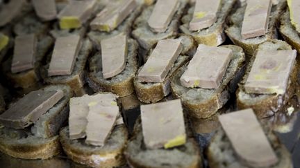 Des toasts de foie gras au marché de Rungis, le 7 décembre 2016 (VINCENT ISORE / MAXPPP)