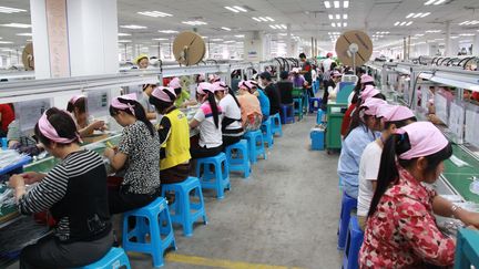 Des ouvriers dans une usine de la soci&eacute;t&eacute; Foxconn Technology, &agrave; Fengcheng, en Chine, le 18 mai 2012.&nbsp; (ZOU HAIBIN / IMAGINECHINA / AFP)