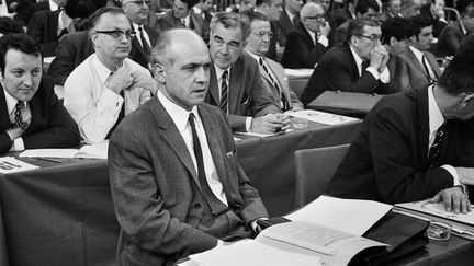 Le politicien socialiste Alain Savary assiste au congrès d'Alfortville (Val-de-Marne), le congrès national fondateur du Parti socialiste, le 4 mai 1969 (GEORGES MELAMED / AFP)