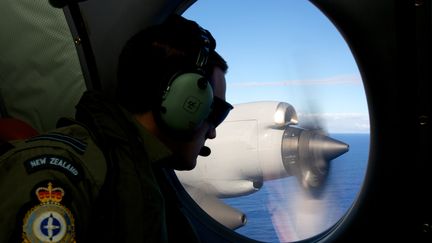 Un membre de l'arm&eacute;e de l'air n&eacute;o-z&eacute;landaise participe aux op&eacute;rations de recherche du vol MH370 de Malaysia Airlines, au large de l'Australie, le 11 avril 2014. (RICHARD WAINWRIGHT / POOL / AFP)