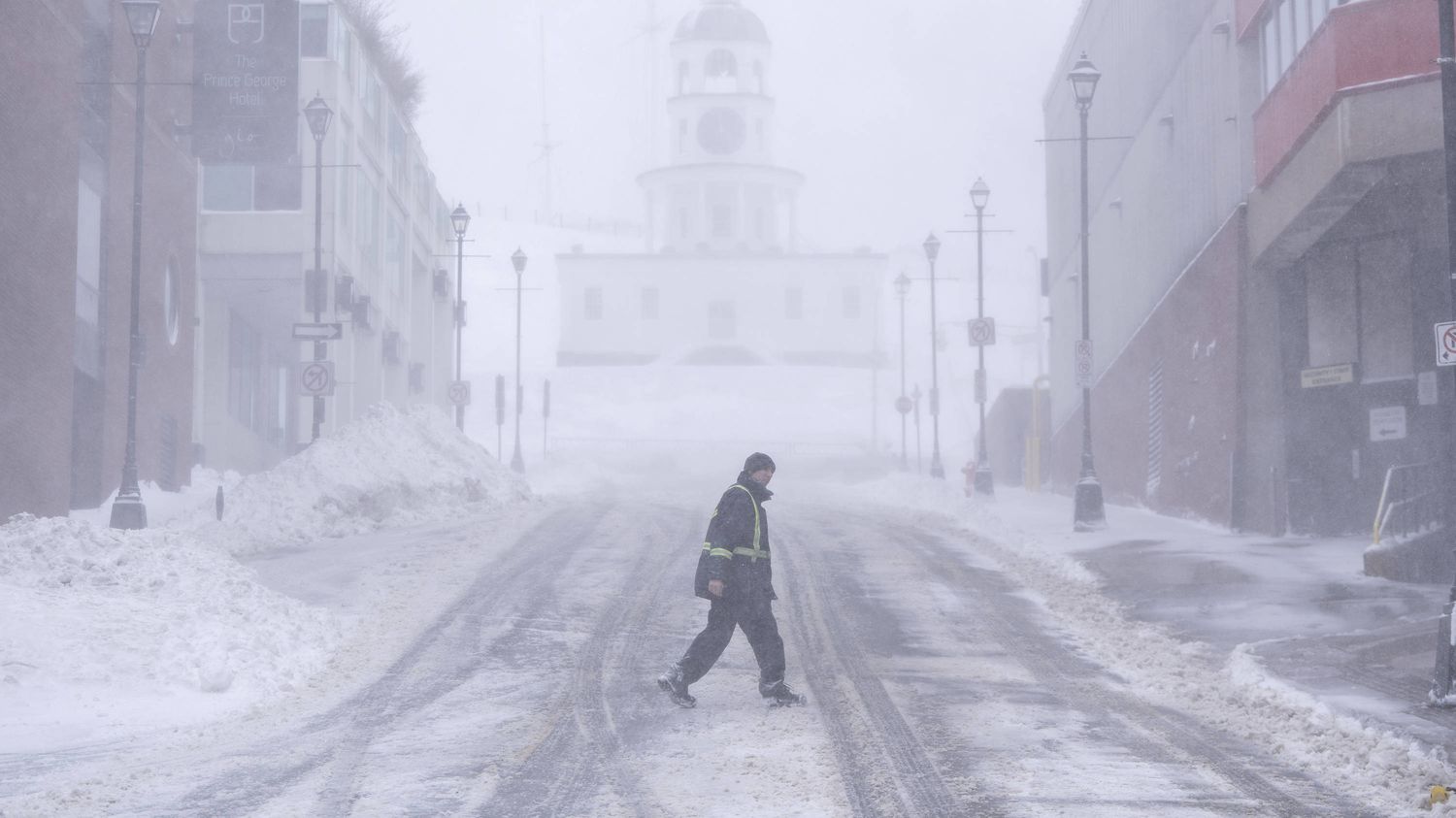 Météo : l'est du Canada paralysé par une tempête de neige "historique"