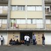 Depuis le 5 juin 2016, vingt-cinq&nbsp;Soudanais et Afghans cohabitent en bonne intelligence dans cet immeuble de Naintré (Vienne).&nbsp; (JULIE RASPLUS / FRANCEINFO)