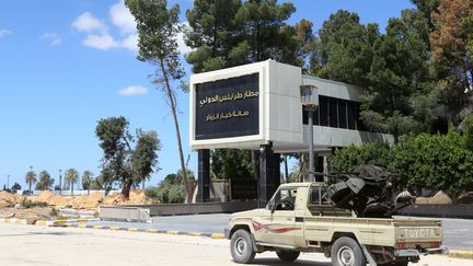 Un véhicule armé des forces gouvernementaes, sur le tarmac de l'aéroport de Tripoli, le 8 avril 2019. (MAHMUD TURKIA / AFP)