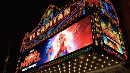 L'affiche du film "Captain Marvel" sur le fronton d'un cinéma à Hollywood (Californie), le 4 mars 2019. (CHARLEY GALLAY / GETTY IMAGES NORTH AMERICA)