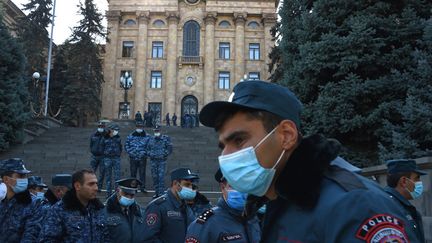 Des policiers arméniens gardent le Parlement après l'accord visant à mettre fin aux combats avec l'Azerbaïdjan devant le siège du gouvernement à Erevan, le 10 novembre 2020. (KAREN MINASYAN / AFP)