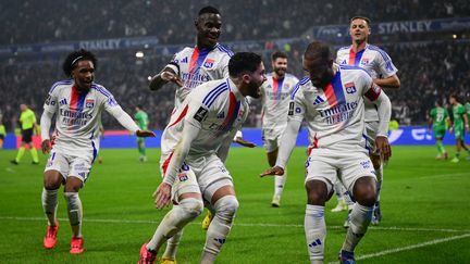 Alexandre Lacazette et les Lyonnais célèbrent un but lors du derby face à Saint-Etienne en Ligue 1, le 10 novembre 2024. (OLIVIER CHASSIGNOLE / AFP)