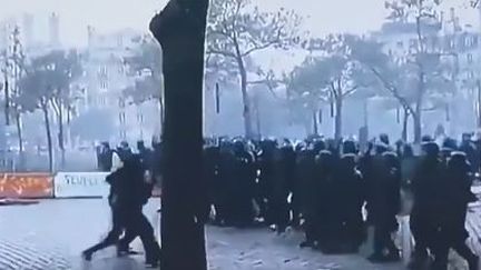 Capture d'écran d'une vidéo tournée sur la place d'Italie (Paris), le 16 novembre 2019, lors d'une manifestation des "gilets jaunes".&nbsp; (TWITTER LE GENERAL)