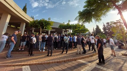 Un enterrement solidaire au cimetière Yarkon de Tel-Aviv (Israël). (AGATHE MAHUET / RADIOFRANCE)