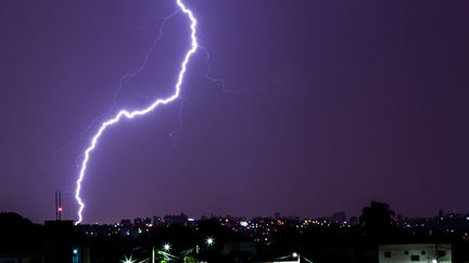 Un éclair au-dessus de Sao Paulo, au Brésil, le 11 janvier 2019. (FABRICIO BOMJARDIM / BRAZIL PHOTO PRESS / AFP)