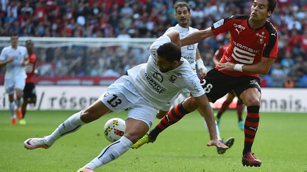 Syam Ben Youssef face à Yoann Gourcuff (JEAN-FRANCOIS MONIER / AFP)