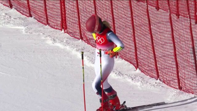 Grosse surprise dans ce géant dames, l'Américaine Mikaela Shiffrin commet une erreur et est éliminée du slalom sans avoir pu finir sa course.