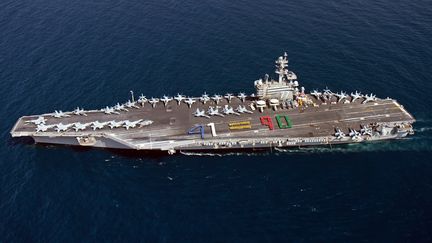 Un porte-avions am&eacute;ricain USS George H.W. Bush dans le Golfe persique, le 13 juin 2014. (JUAN DAVID GUERRA / NAVY MEDIA CONTENT SERVICES / AFP)