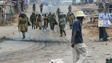 Les forces de sécurités kényanes patrouillent dans le bidonville de Kawangware, à Nairobi, le 12 août 2017. (SIMON MAINA / AFP)