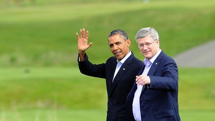 Le pr&eacute;sident am&eacute;ricain, Barack Obama, et le Premier ministre canadien, Stephen Harper, le 18 juin 2013 &agrave; Enniskillen (Royaume-Uni). (JEWEL SAMAD / AFP)