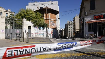 Devant l'école élémentaire Saint-Charles 2, à l'angle des rues Léon Gozlan et 141e RIA, dans le 3e arrondissement de Marseille, où le corps du chauffeur VTC Nessim Ramdane a été découvert, une balle dans la tête, le 4 octobre 2024. (PENNANT FRANCK / MAXPPP)