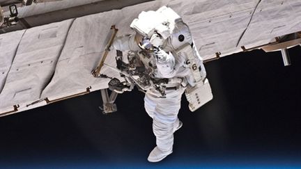 L'astronaute Garrett Reisman contrôle les infrastructures de l'ISS lors d'une sortie dans l'espace en mai 2010 (AFP/HO)