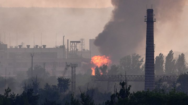 Un panache de fumée s'échappe de l'usine Azot de Sieverodonetsk (Ukraine), le 11 juin 2022. (VIKTOR ANTONYUK / SPOUTNIK VIA AFP)