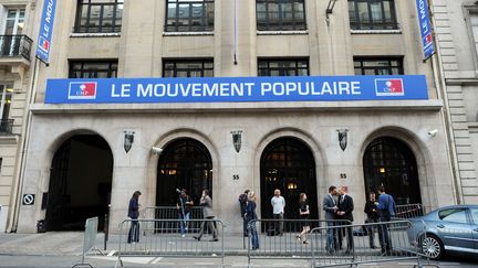 Des journalistes patientent devant le si&egrave;ge de l'UMP, le 7 septembre 2010, rue La Bo&eacute;tie &agrave; Paris. (LIONEL BONAVENTURE / AFP)