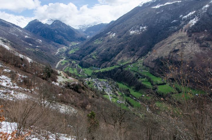 Le village d'Urdos (Pyrénées-Atlantiques) photographié depuis la cabane du Rouglan, le 12 avril 2018. (THOMAS BAÏETTO / FRANCEINFO)