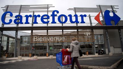 Un supermarché du groupe Carrefour à Saint-Herblain (Loire-Atlantique), le 13 janvier 2021. (LOIC VENANCE / AFP)