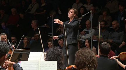 Lucie Leguay dirige l'Orchestre de Picardie
 (France 3 / Culturebox)