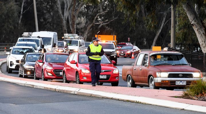 Un contrôle de police à la frontière entre les Etats&nbsp;de Victoria et de Nouvelle-Galles du Sud, le 8 juillet 2020 à Albury (Australie). (WILLIAM WEST / AFP)