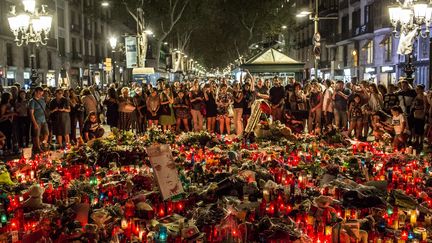 AOUT. Des Barcelonais rendent hommage aux victimes de l'attentat de Barcelone, qui a fait 14 morts, le 20 août 2017. (ANGEL GARCIA / SIPA)